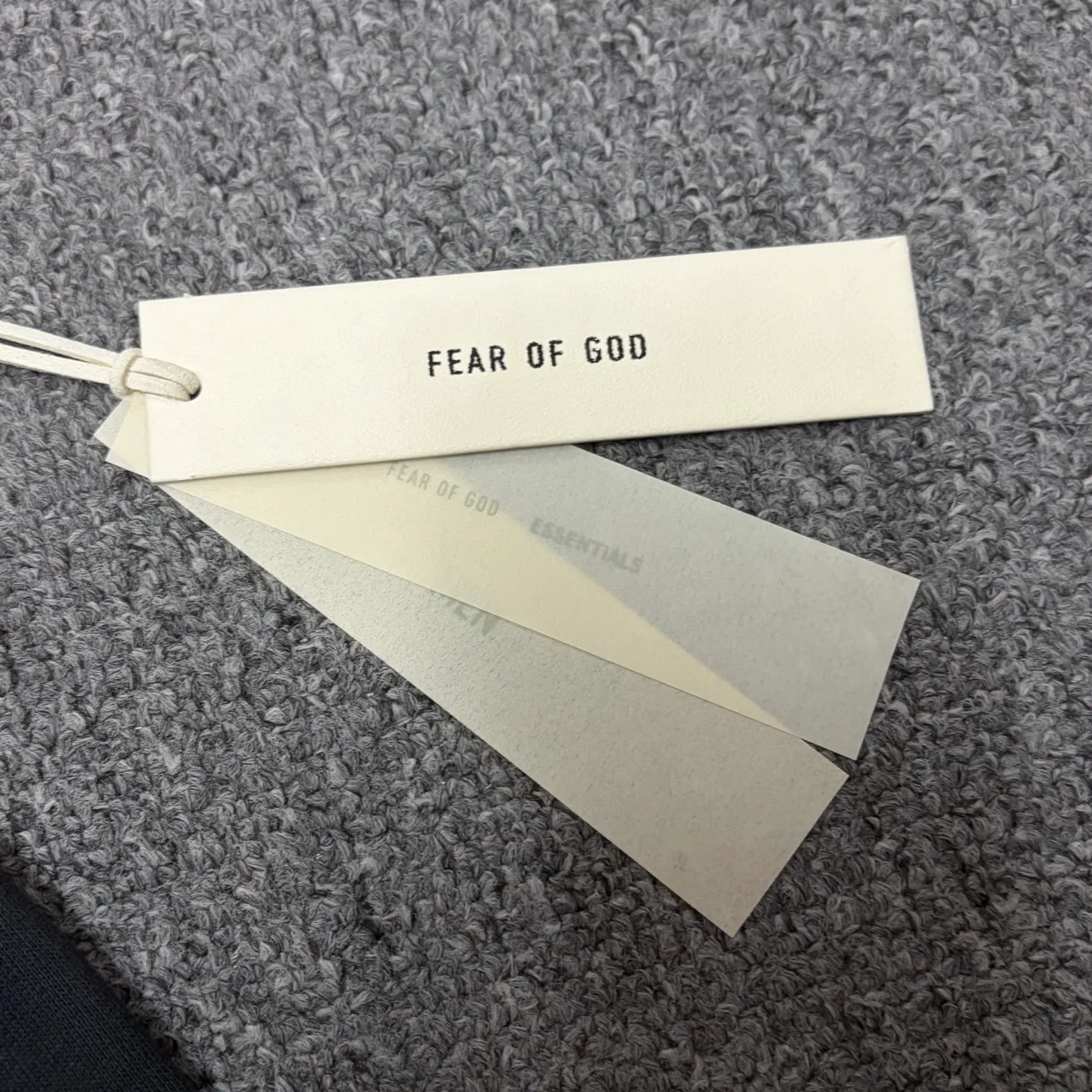 🦋Exclusively for cross-border delivery🦋87 [26SS new product shipment] FEAR OF GOD ESSENTIALS Always On Men's Classic Shorts ESSENTIALS was founded in Los Angeles, USA in 2018. The original intention of its establishment was to let more people wear affordable Versatile trendy items. In terms of fabric tailoring, it follows the same comfort and fineness as FEAR OF GOD, and the design is simplified from complexity, with the eye-catching "ESSENTIALS" LOGO running throughout. ESSENTIALS has been favored by fashion enthusiasts since its launch, and many European and American superstars are also loyal buyers. Color: Retro Black, Dune Color, Smoke Gray Size: XS-XL